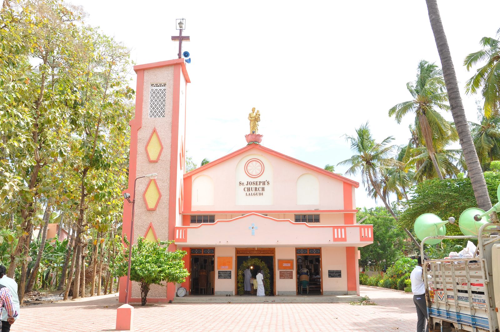 The church façade seen from the front courtyard