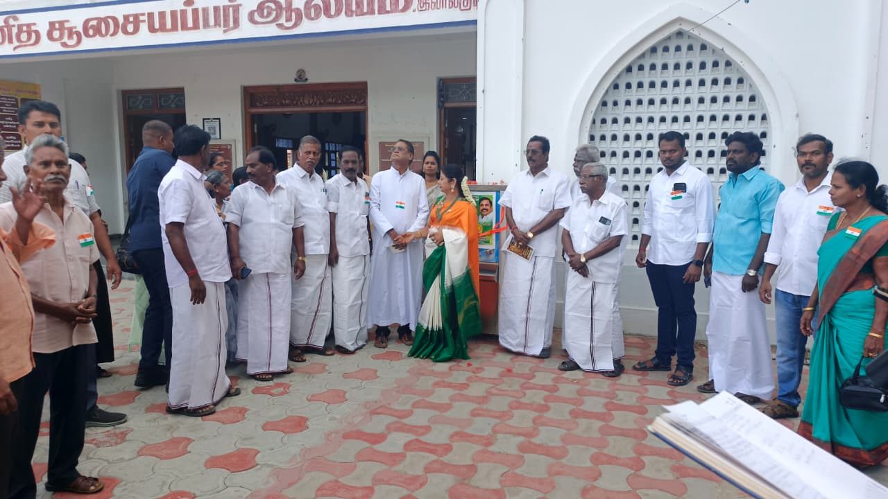 ஆலய முன்றலில் கூடியிருந்த பங்கினரும் விருந்தினரும்