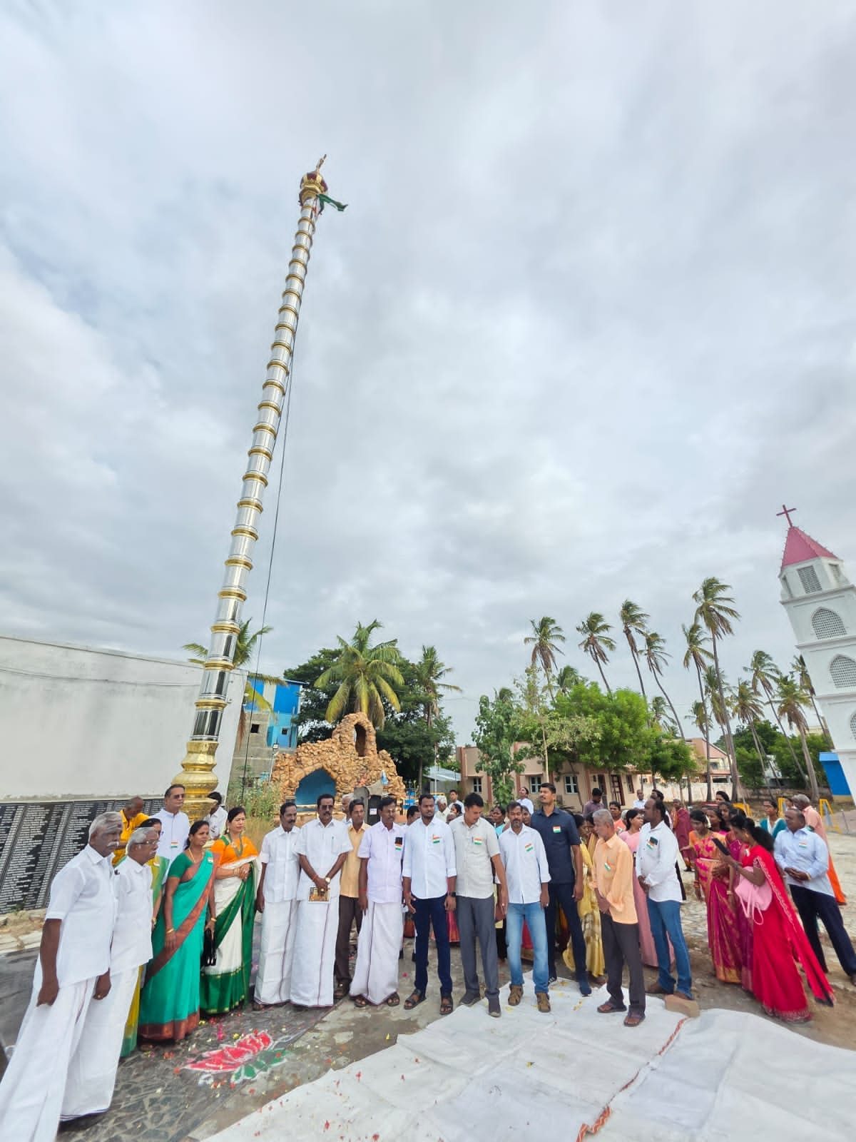 ஆலயத்தின் பின்னணியில் நடைபெற்ற கொடியேற்று விழா