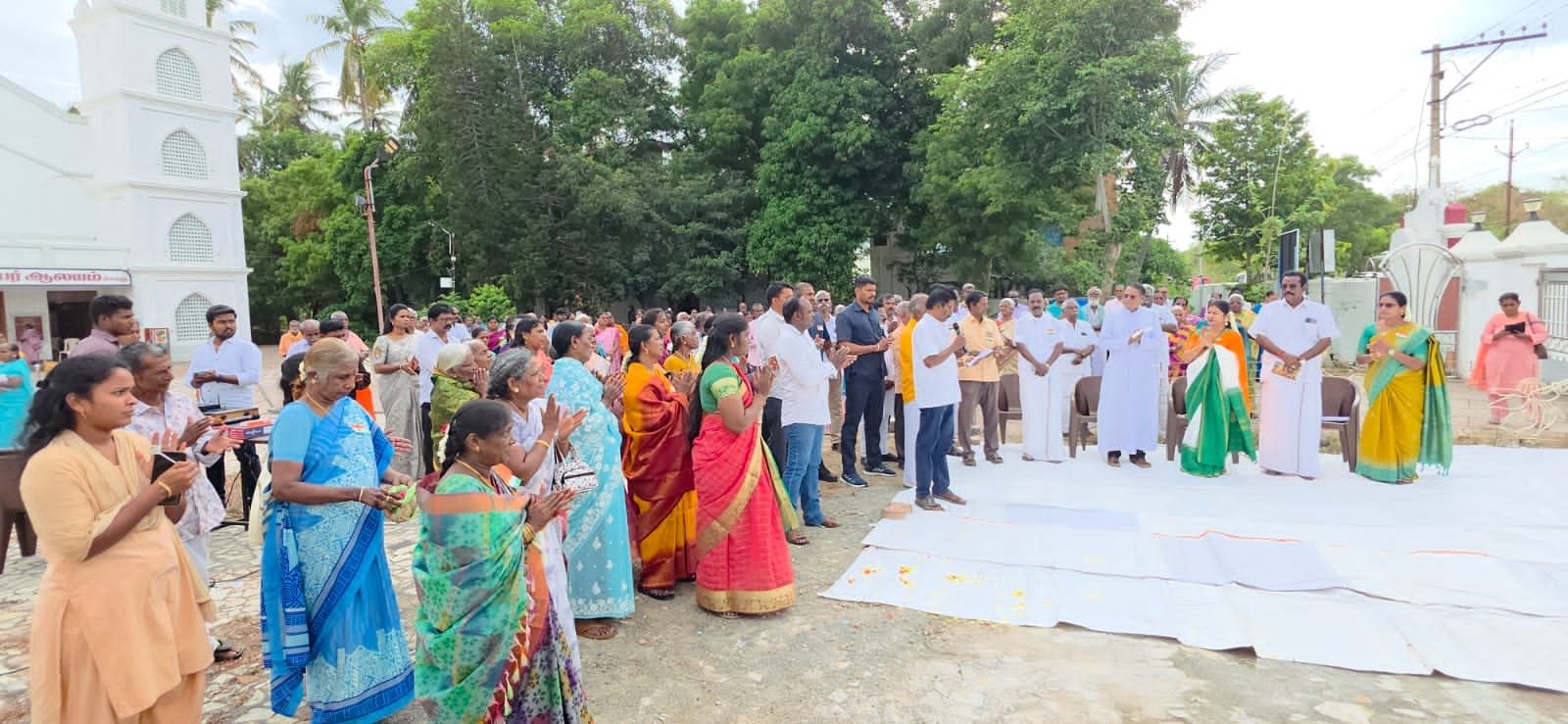 விழாவில் கலந்துகொண்ட பங்கு விசுவாசிகள்