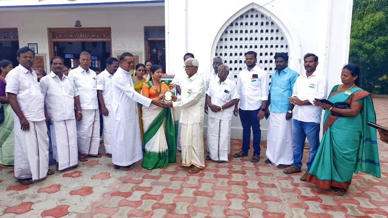 நினைவுப் பரிசு வழங்கும் நிகழ்வு