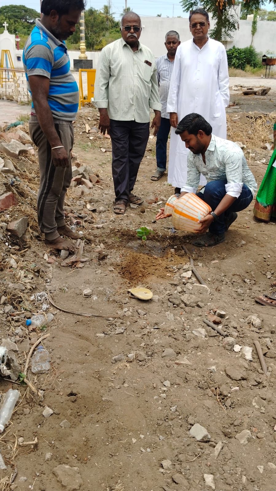 பங்குத் தந்தையர் மற்றும் பங்கினர் மரக்கன்று நடும் நிகழ்வில்