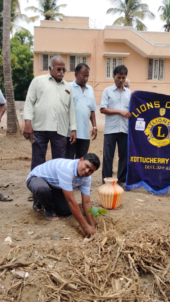 பங்குத் தந்தையர் மற்றும் பங்கினர் மரக்கன்று நடும் நிகழ்வில்