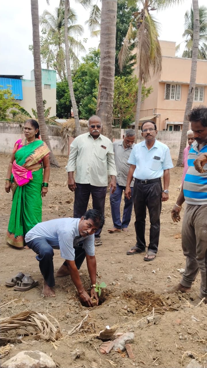 மரக்கன்று நடும் நிகழ்வில் ஒரு பங்கினர்
