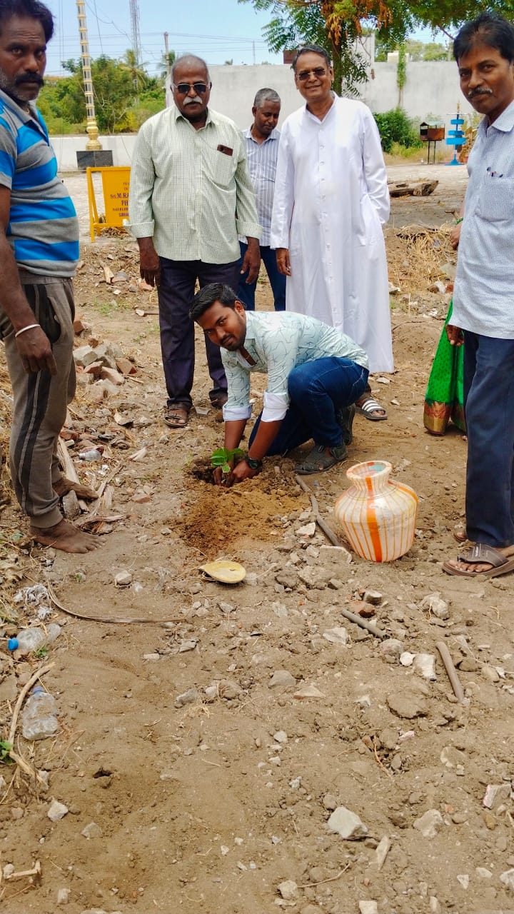 பங்குத் தந்தையர் மற்றும் பங்கினர் மரக்கன்று நடும் நிகழ்வில்